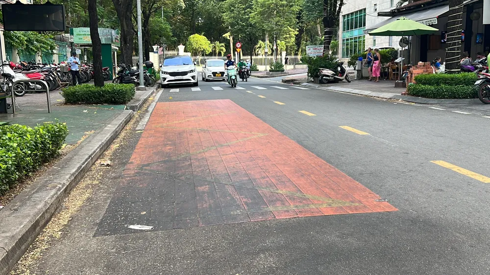 Vạch phản quang màu đỏ ở đường Lê Quý Đôn. Ảnh: ĐT. Vạch phản quang màu đỏ ở đường Lê Quý Đôn. Ảnh: ĐT.