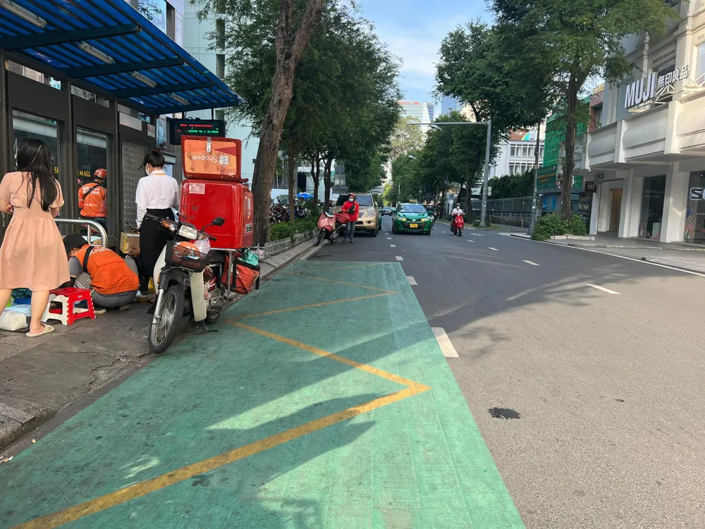 Dự kiến sẽ nhân rộng vạch phản quang màu xanh ra các vị trí khác. Ảnh: ĐT. Dự kiến sẽ nhân rộng vạch phản quang màu xanh ra các vị trí khác. Ảnh: ĐT.