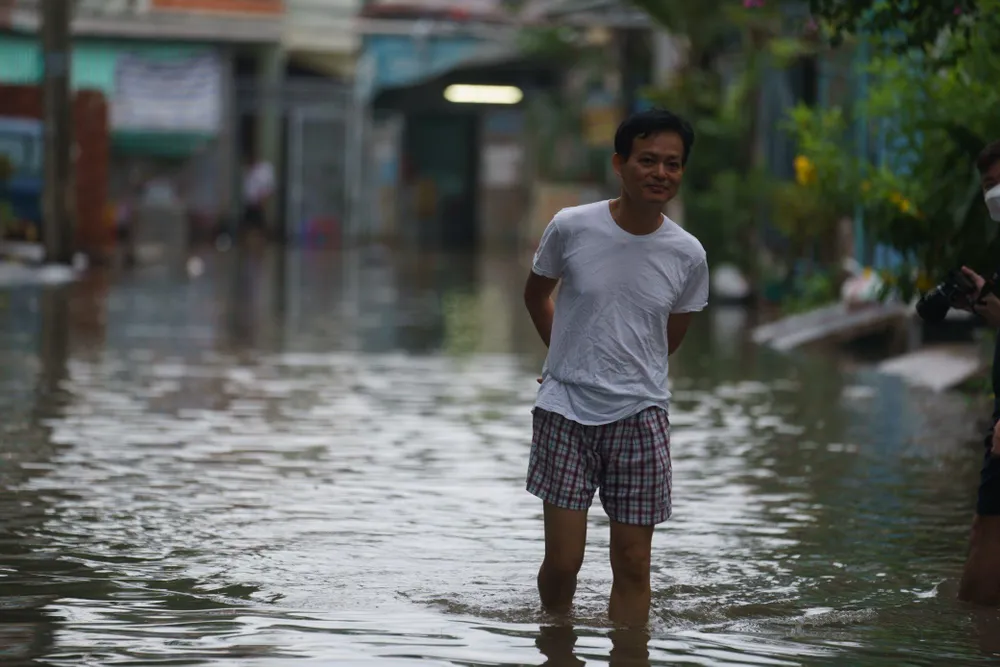 Trung bình lượng nước dâng cao vào các con hẻm từ 40-60 cm. Ảnh: NH.