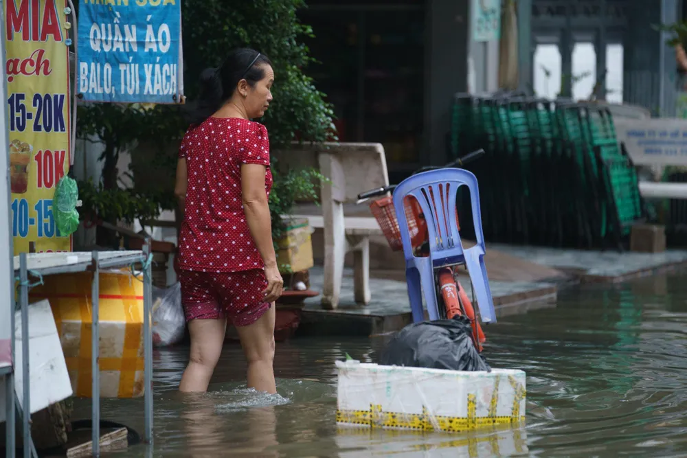 Sinh hoạt của người dân bị đảo lộn bởi triều cường. Ảnh: NH.