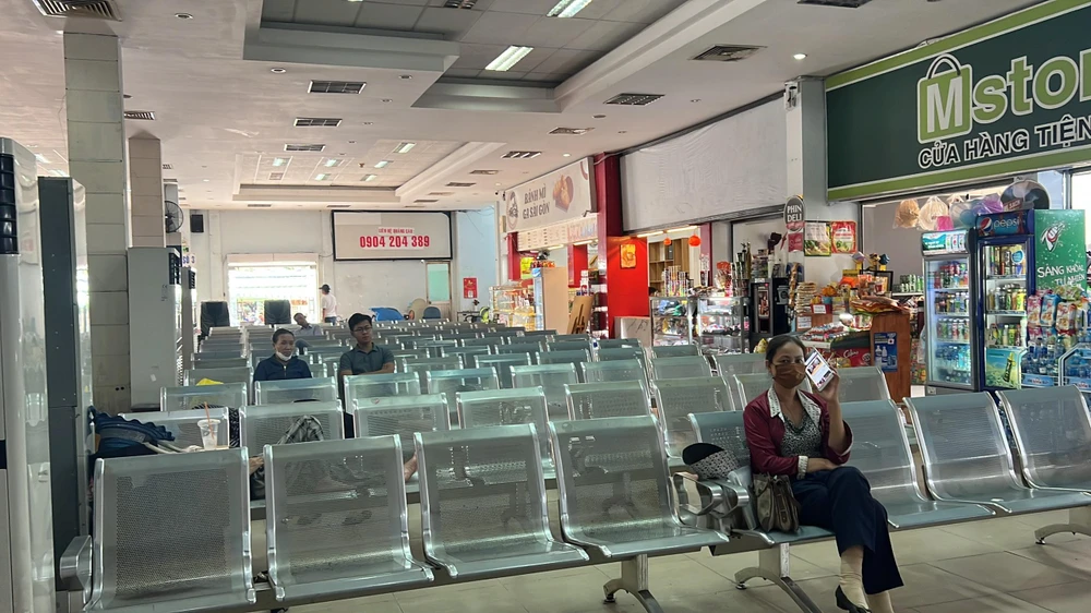 Sáng 26-10, tại ga Sài Gòn vắng khách mua vé bởi phần lớn hành khách mua vé online Ảnh: ĐT.