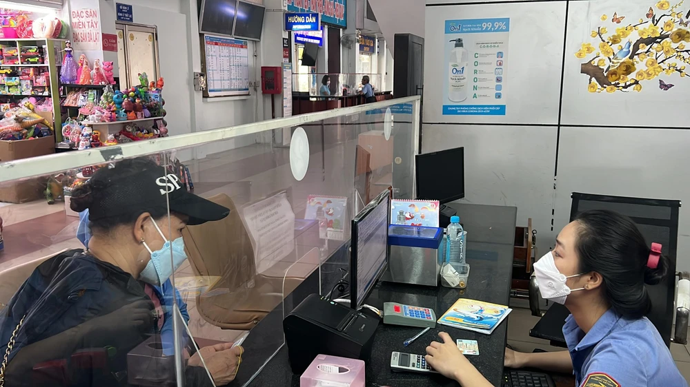 Một hành khách hỏi mua vé tàu Tết Nguyên đán 2023 tại ga Sài Gòn. Ảnh: ĐT.
