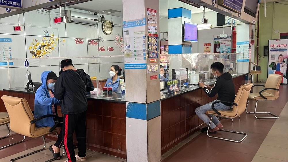 Cao điểm cũng chỉ có 3-4 khách làm thủ tục mua vé. Ảnh: ĐT.