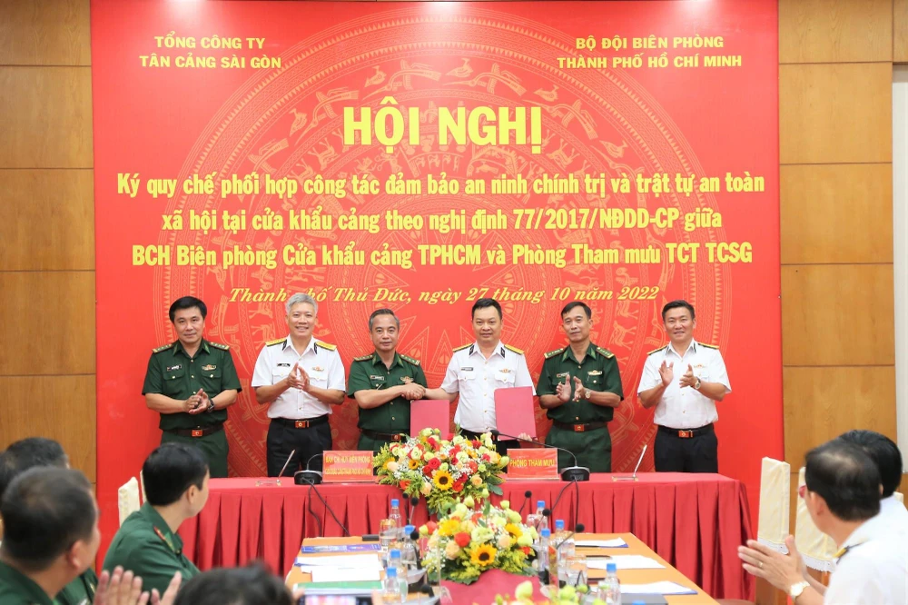 Đại diện 2 đơn vị trao biên bản ký quy chế phối hợp hoạt động.