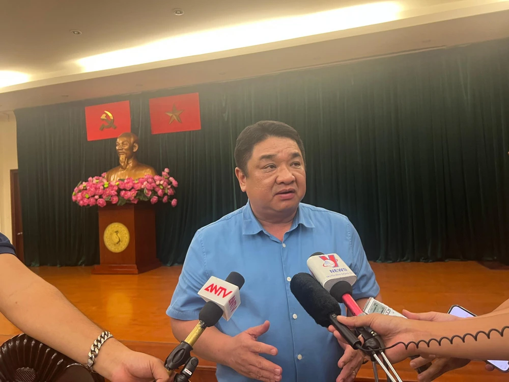 Ông Võ Khánh Hưng, Phó Giám đốc Sở GTVT TP.HCM trả lời xử lý xe dù bến cóc. Ảnh: ĐT.