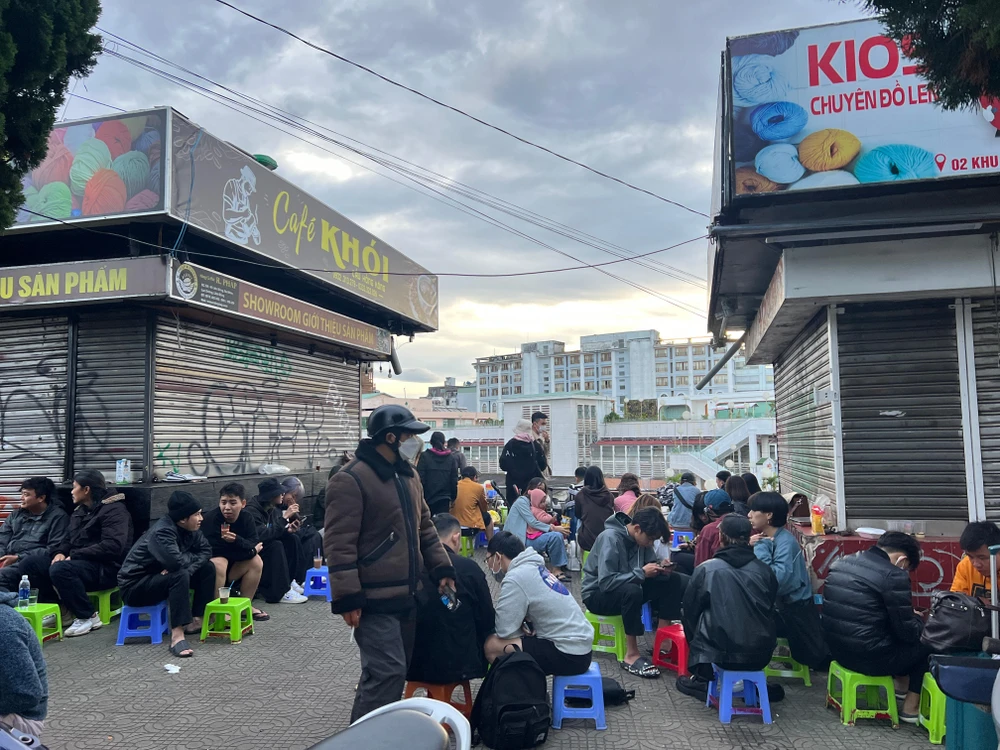 Khách du lịch đông đúc từ sáng sớm ở TP Đà Lạt. Ảnh: ĐT.