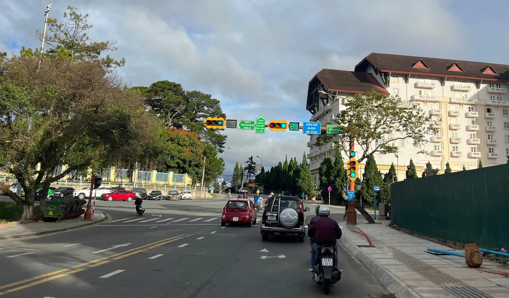 Tuyến đường được gắn đèn tín hiệu giao thông. Ảnh: ĐT.