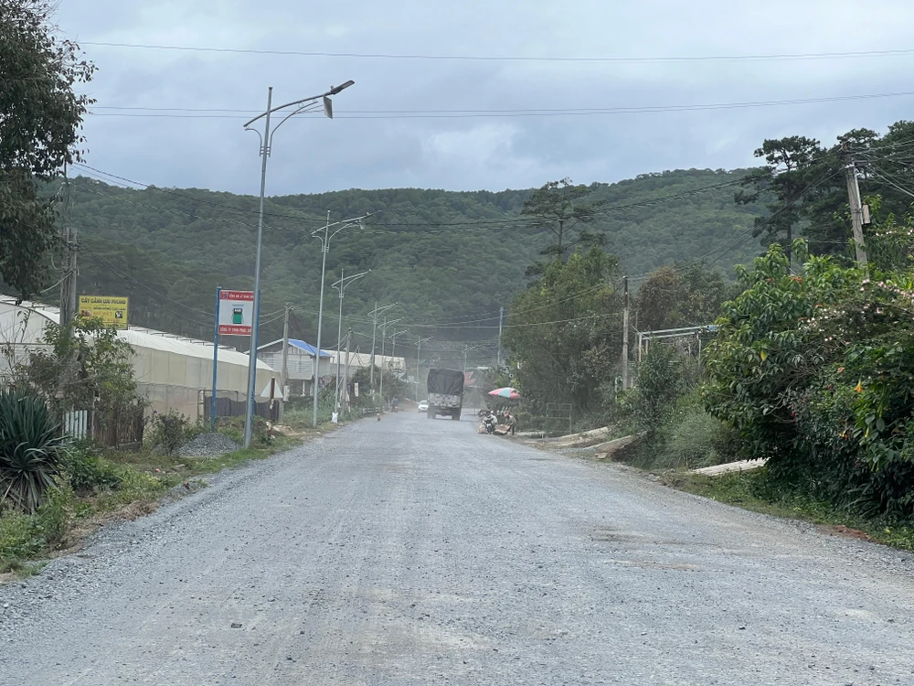 Nhiều đoạn đường khói bụi, chưa được thảm nhựa. Ảnh: ĐT