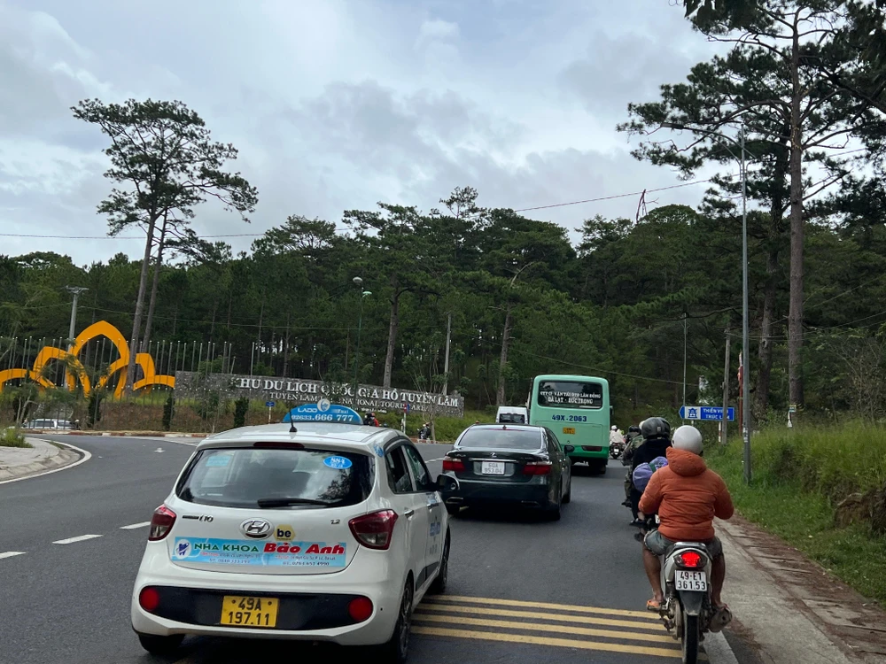 Tuyến đường tấp nập du khách đi lại. Ảnh: ĐT.