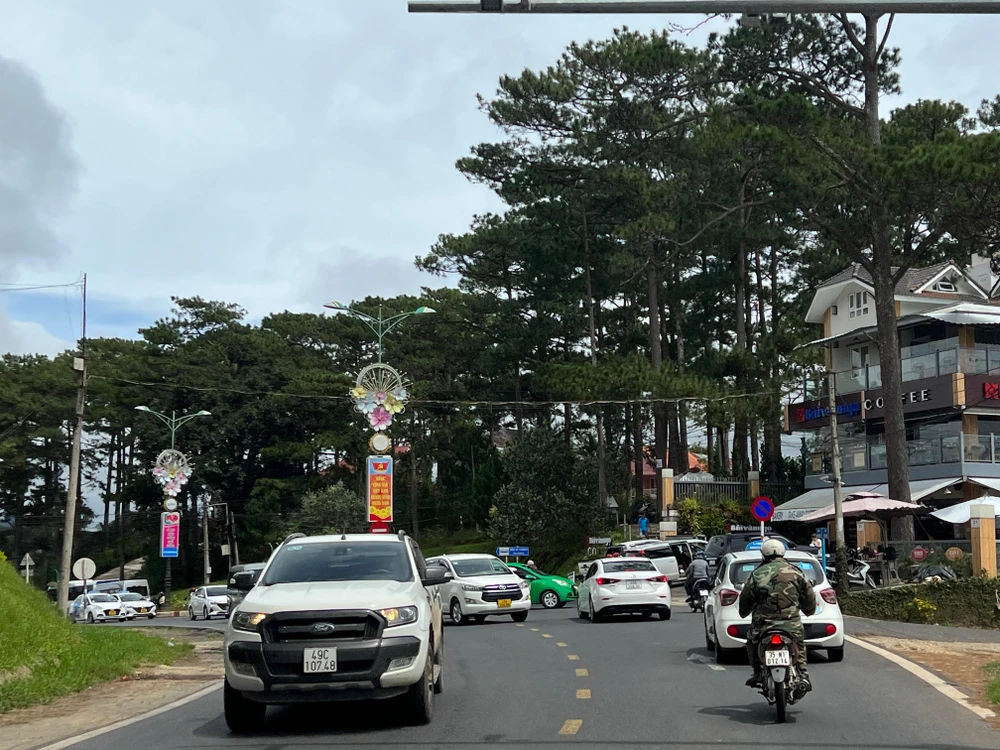 Hiện nay, các phương tiện chủ yếu đi qua đèo Prenn để vào trung tâm TP. Ảnh: ĐT.