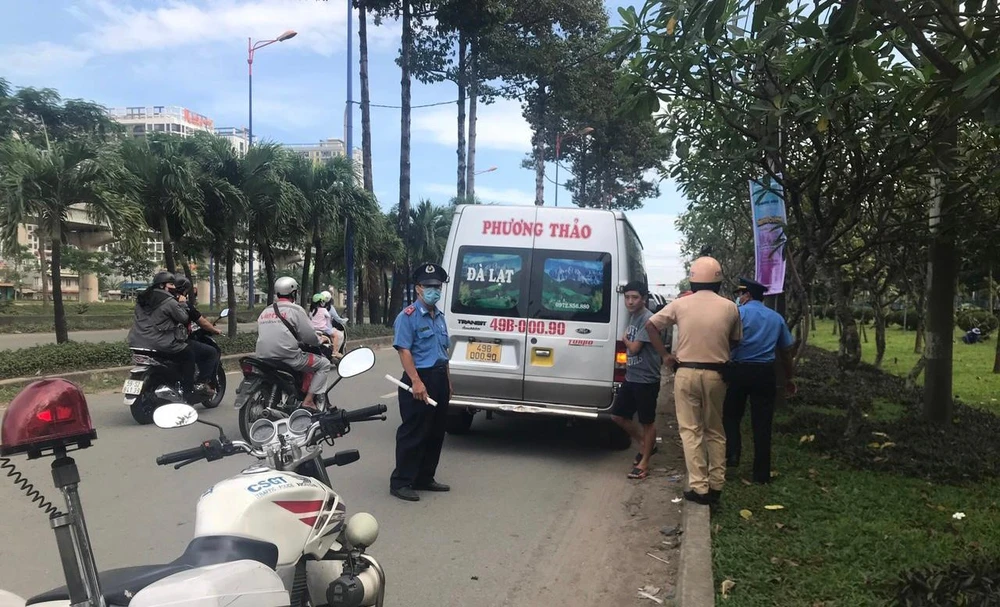 Thanh tra giao thông, Sở GTVT mới xử phạt một trường hợp đón trả khách sai quy định. Ảnh: ĐT.