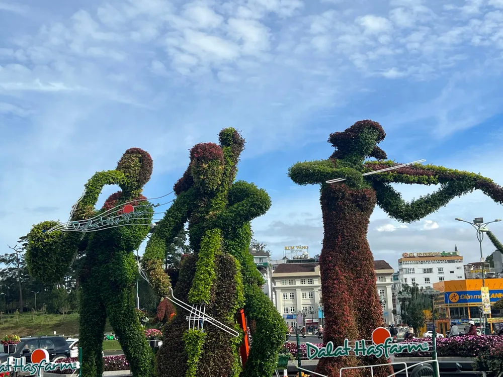 Từng tiểu tiết của tiểu cảnh được các công nhân chăm sóc tỉ mỉ. Ảnh: ĐT. Từng tiểu tiết của tiểu cảnh được các công nhân chăm sóc tỉ mỉ. Ảnh: ĐT.