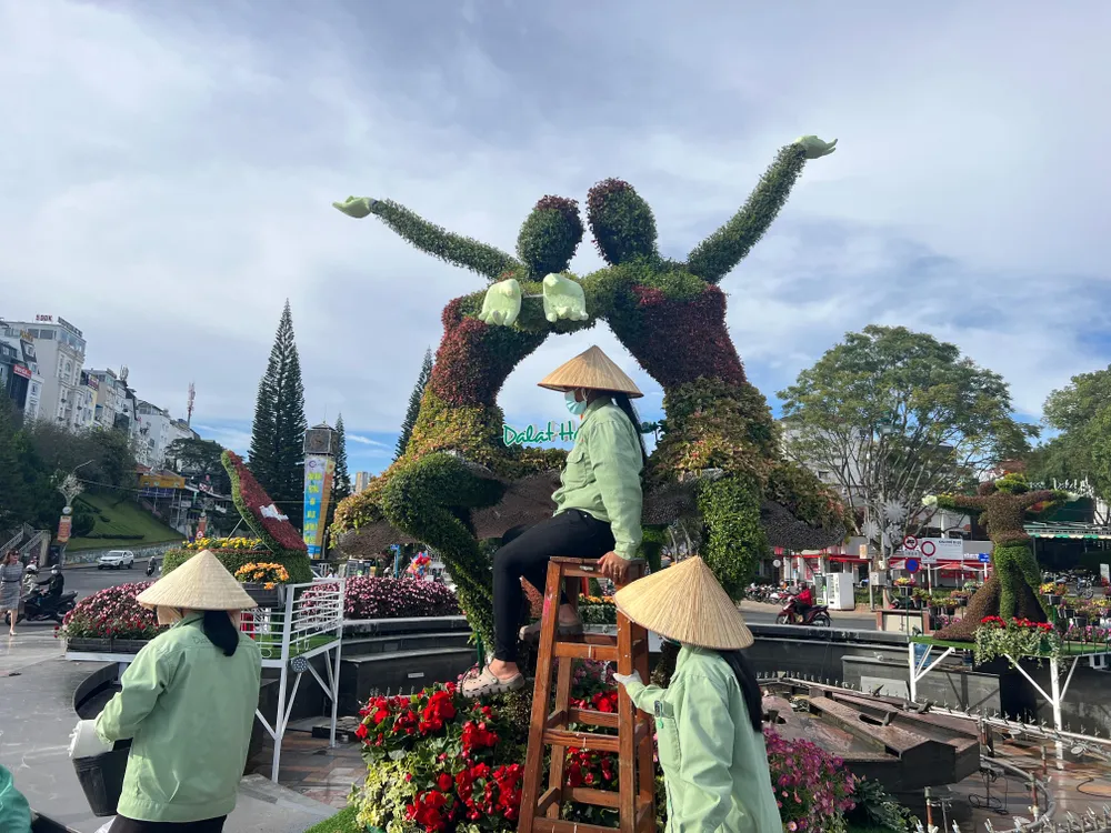 Các tiểu cảnh ở trung tâm TP Đà Lạt đang dần hoàn thiện. Ảnh: ĐT. Các tiểu cảnh ở trung tâm TP Đà Lạt đang dần hoàn thiện. Ảnh: ĐT.