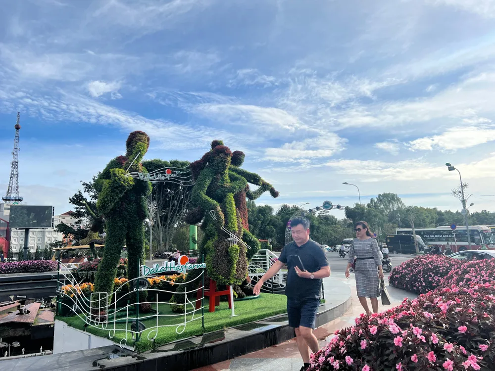 Du khách thích thú check in với diện mạo mới. Ảnh: ĐT. Du khách thích thú check in với diện mạo mới. Ảnh: ĐT.