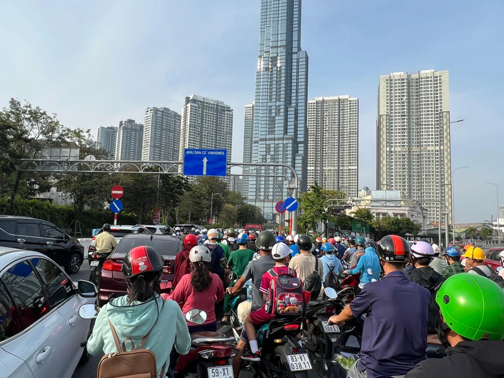 Ùn ứ đường vào khu dân cư Vinhomes Central Park. Ảnh: ĐT