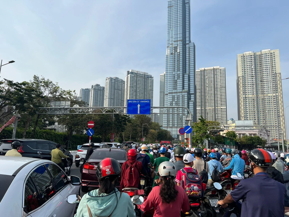 Đường Nguyễn Hữu Cảnh thường xuyên bị ùn ứ vào giờ cao điểm. Ảnh: ĐT.