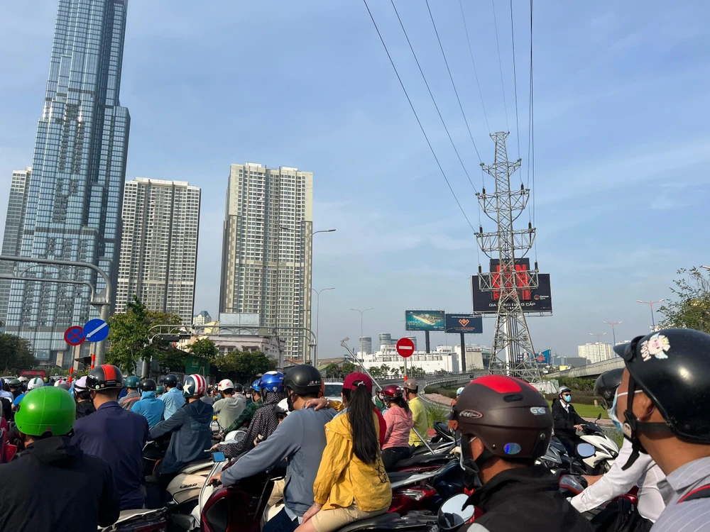 Hiện cầu vượt Nguyễn Hữu Cảnh đang được sửa chữa. Ảnh: ĐT.