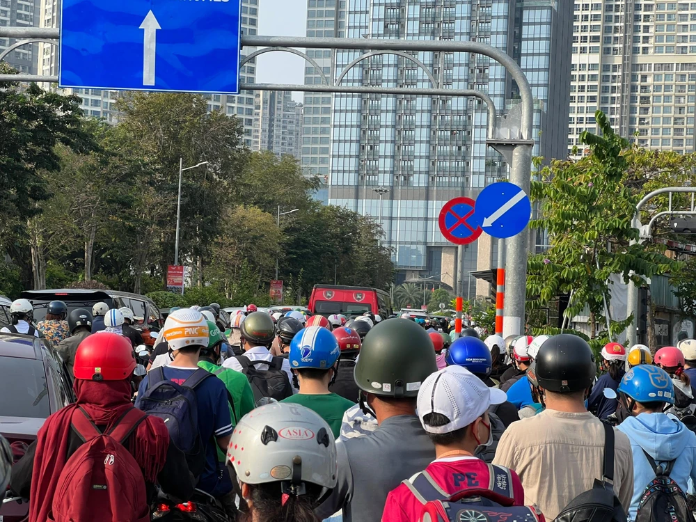 Dòng người di chuyển qua khu dân cư. Ảnh: ĐT.