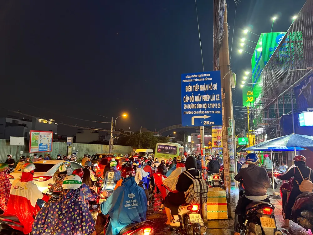 Xe máy phải leo lên vỉa hè để né kẹt.