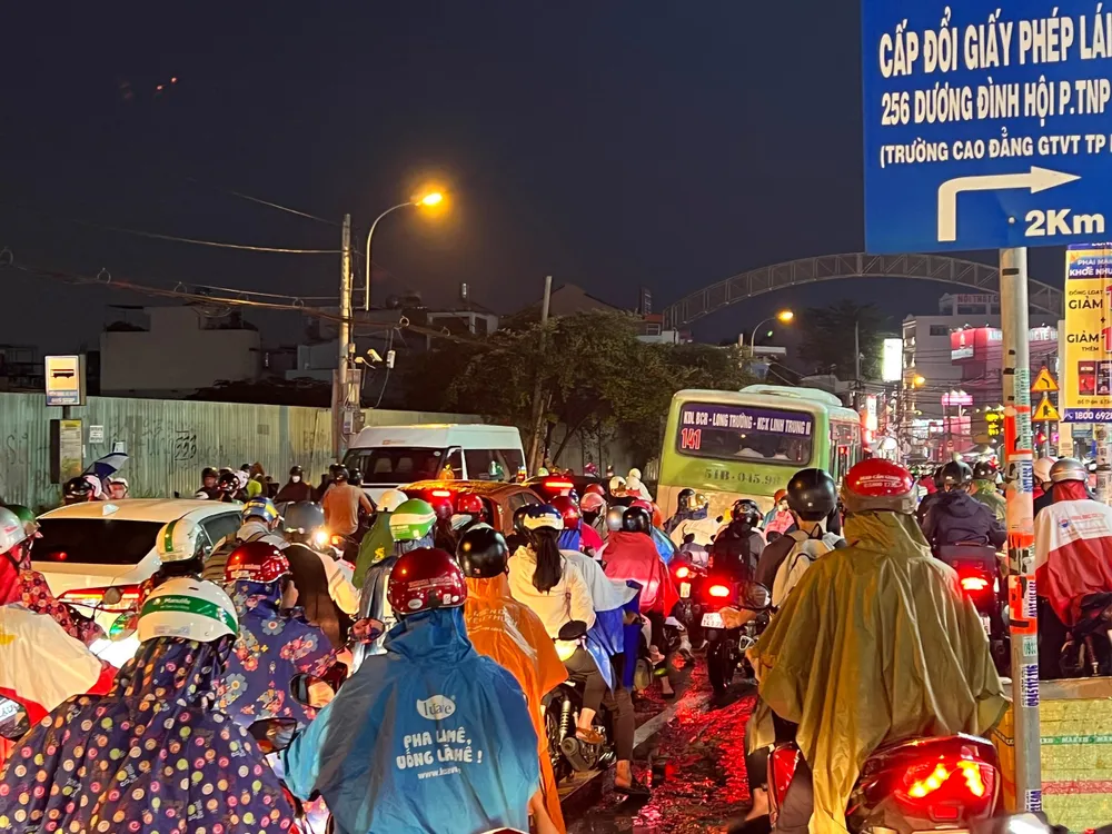 Người dân phải mất ít nhất 30 phút mới di chuyển qua điểm ùn ứ.