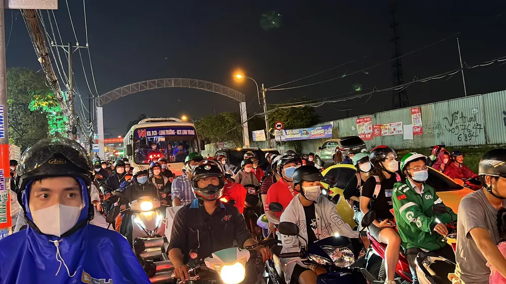 Hàng ngàn phương tiện ùn ứ kéo dài trên đường Lê Văn Việt. Ảnh: ĐT.