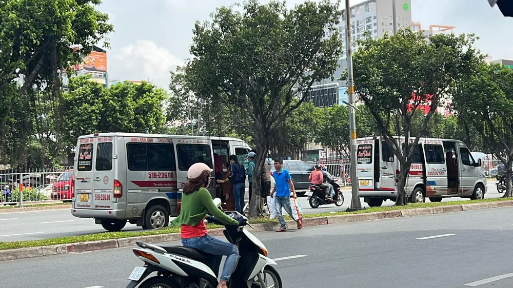 Xe trung chuyển &quot;sang nhượng&quot; khách giữa đường. Ảnh: ĐT.