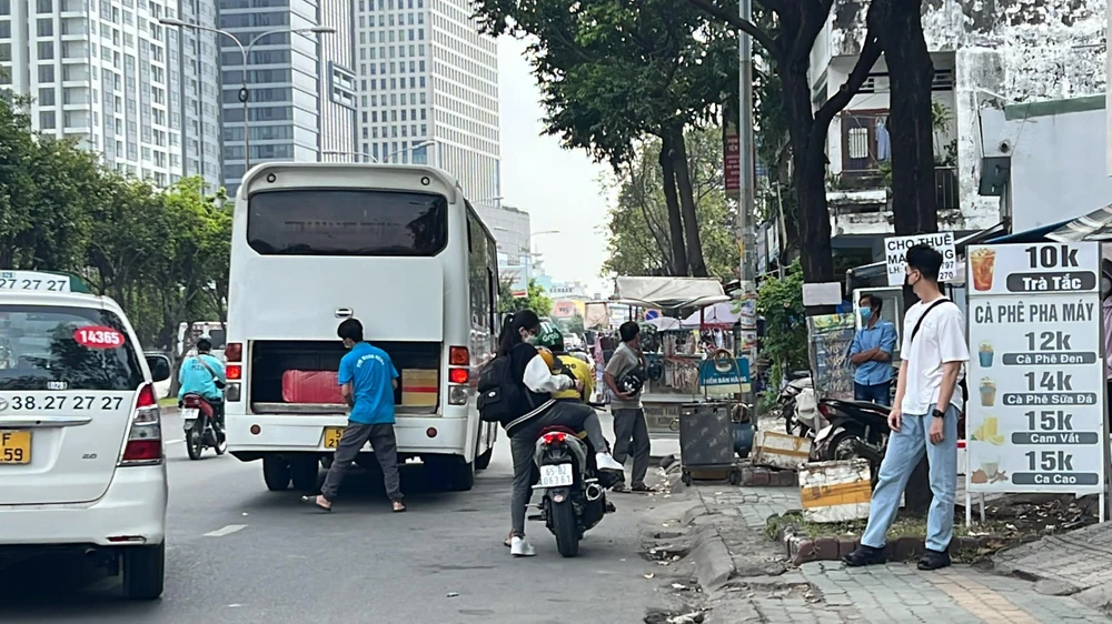 Xe khách đón trả khách sai quy định trên đường Điện Biên Phủ, quận Bình Thạnh. Ảnh: ĐÀO TRANG