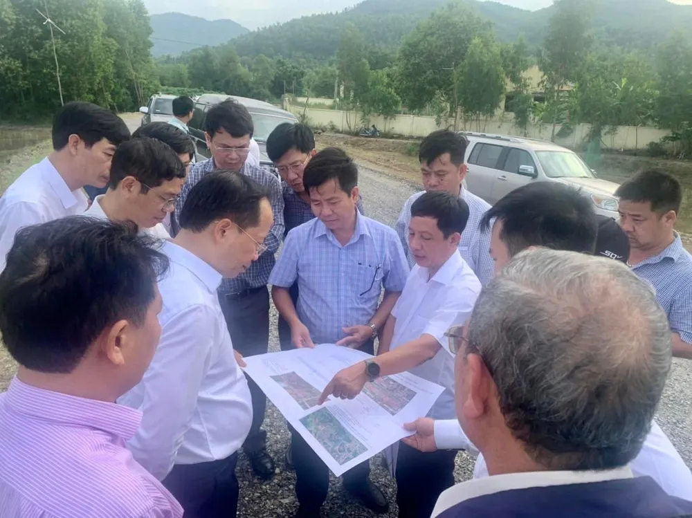 Thứ trưởng Bộ GTVT Nguyễn Duy Lâm và đoàn cán bộ tỉnh Phú Yên khảo sát tiến độ dự án