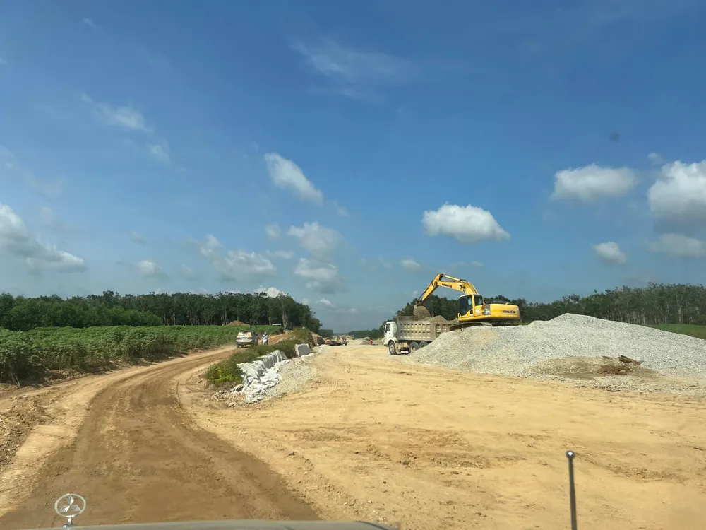 Có nhiều đoạn vẫn khá ngổn ngang, nhiệm vụ trọng tâm phải thông xe vào ngày 31-12.