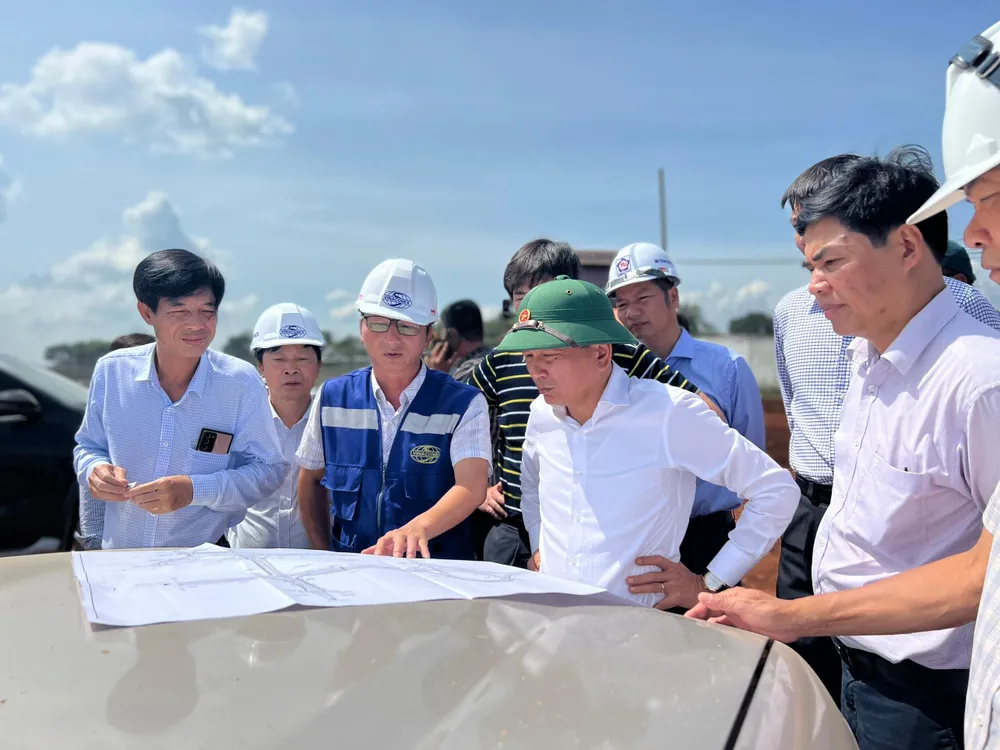 Thứ trưởng Bộ GTVT Nguyễn Danh Huy đã có buổi kiểm tra cao tốc Phan Thiết - Dầu Giây cùng chủ đầu tư và các nhà thầu.