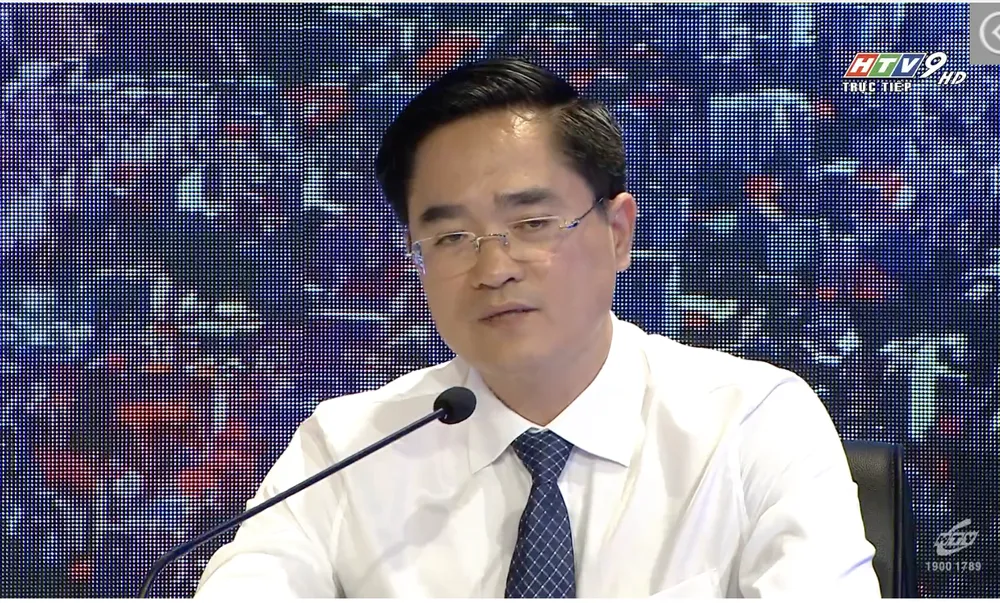 Ông Trần Quang Lâm trả lời ý kiến cử tri. Ông Trần Quang Lâm trả lời ý kiến cử tri.