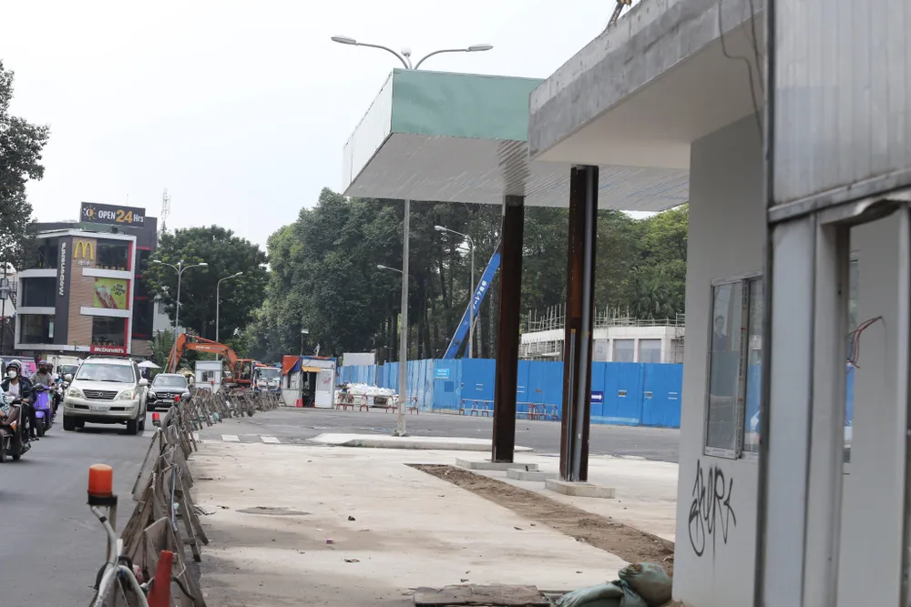 Khu vực chợ Bến Thành có lượng lớn phương tiện lưu thông. Khu vực chợ Bến Thành có lượng lớn phương tiện lưu thông.