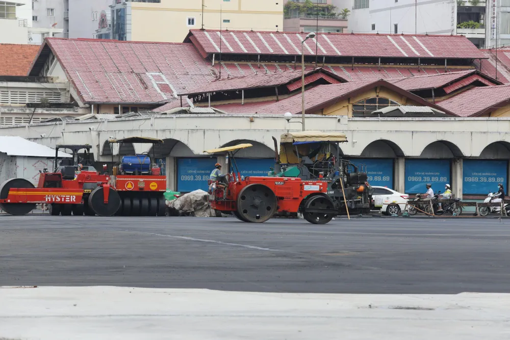 Các công nhân đang tiến hành lu nền, thảm nhựa. Các công nhân đang tiến hành lu nền, thảm nhựa.