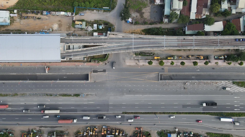 Hầm chui Bến xe Miền Đông mới nằm trên trục Xa lộ Hà Nội, TP Thủ Đức được khởi công từ tháng 3-2020 và sẽ thông xe trong tháng 11 này.