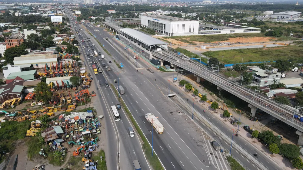 Sở GTVT TP thông báo cấm dừng đỗ xe trên đường song hành phải Quốc lộ 1, trước Bến xe Miền Đông mới. Ảnh: ĐT.