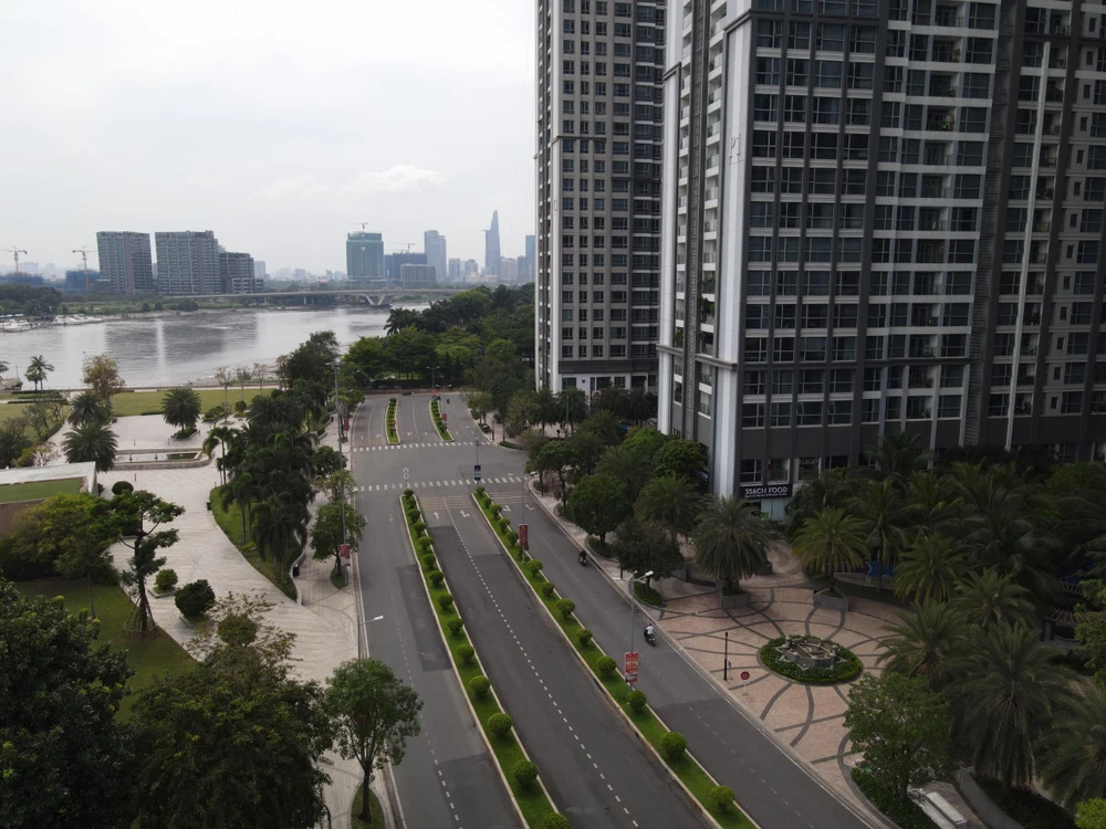 Bức tường ngăn cách được xây dựng sát với mé sông Sài Gòn.