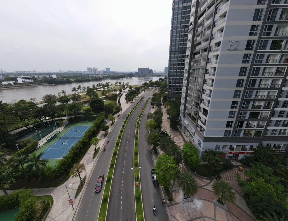 Tuy nhiên, tuyến đường ven sông Sài Gòn hiện nay vẫn chưa thể khơi thông. Công an TP.HCM cho rằng hai dự án được kết nối với nhau sẽ tạo điều kiện thuận lợi cho người dân đi tắt qua các đoạn đường nội bộ để ra điểm mở dải phân cách trên đường Nguyễn Hữu Cảnh rẽ trái về trung tâm.