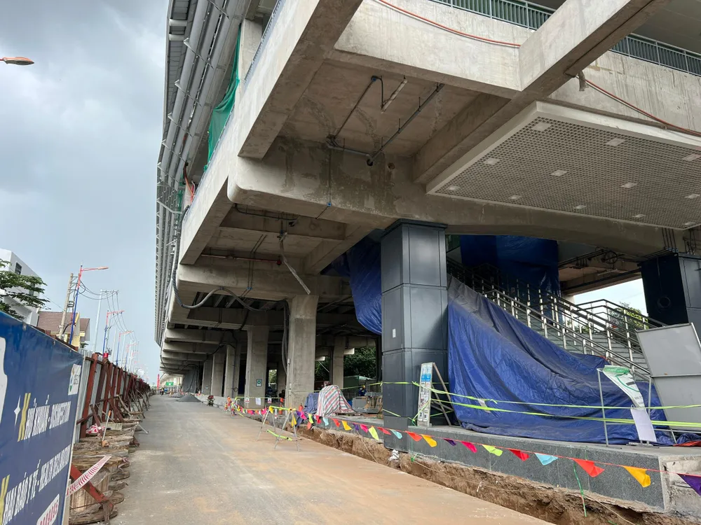 Một phần bên hông Nhà ga Khu Công nghệ cao đã hoàn thiện, dự kiến cuối năm 2022 nhà ga này sẽ được hoàn thiện toàn bộ. Một phần bên hông Nhà ga Khu Công nghệ cao đã hoàn thiện, dự kiến cuối năm 2022 nhà ga này sẽ được hoàn thiện toàn bộ.