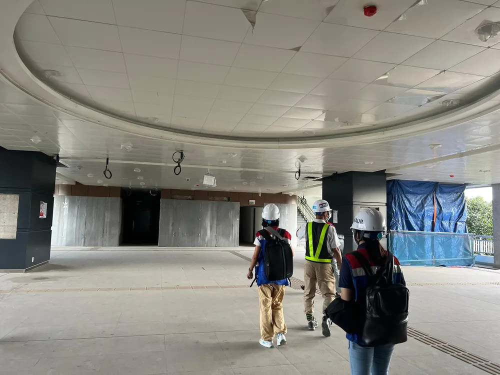 Khu vực kiểm soát vé để lên khu vực chờ tàu ở tầng 2. Khu vực kiểm soát vé để lên khu vực chờ tàu ở tầng 2.