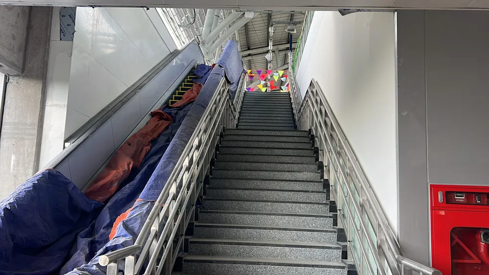 Lối thang lên tầng 2 để đón tàu metro. Lối thang lên tầng 2 để đón tàu metro.