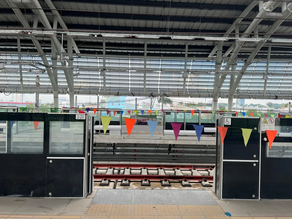 Lối lên xuống tàu metro. Lối lên xuống tàu metro.