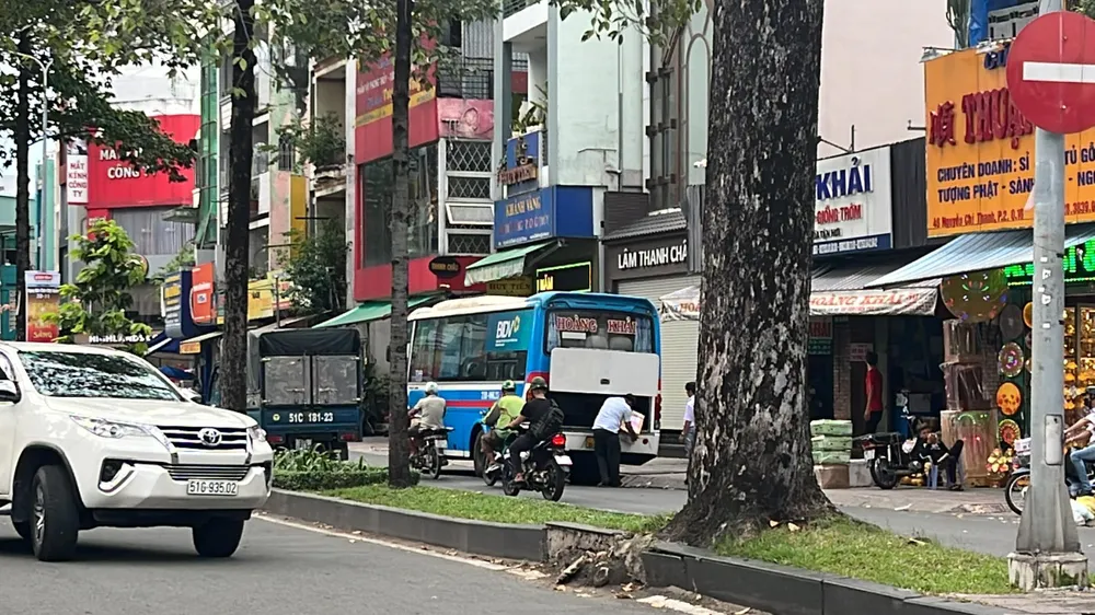 Một nhà xe khác đón khách trên đường Nguyễn Chí Thanh. Ảnh: ĐT. Một nhà xe khác đón khách trên đường Nguyễn Chí Thanh. Ảnh: ĐT.