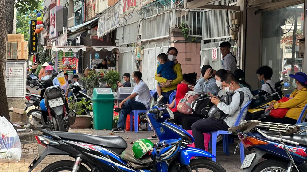 Hàng chục hành khách ngồi đợi xe ở địa chỉ 25 Nguyễn Chí Thanh, quận 5. Ảnh: ĐT. Hàng chục hành khách ngồi đợi xe ở địa chỉ 25 Nguyễn Chí Thanh, quận 5. Ảnh: ĐT.