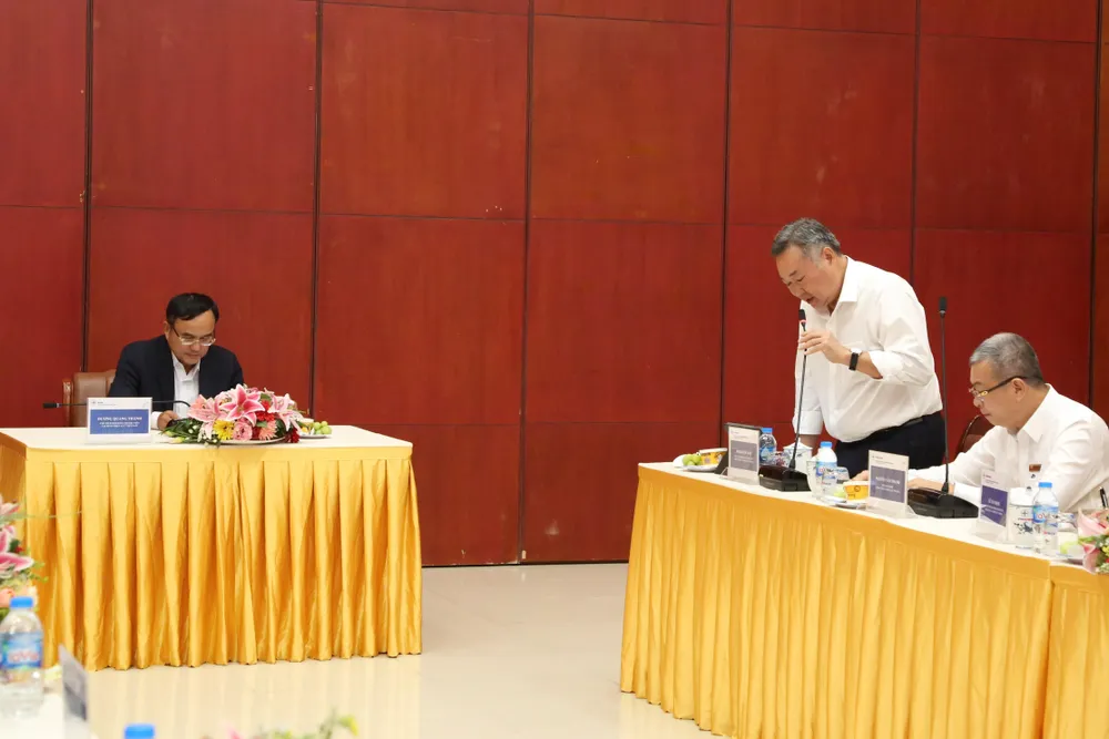 Ông Phạm Quốc Bảo (đứng), Chủ tịch HĐTV EVNHCMC tiếp thu chỉ đạo của Chủ tịch Hội đồng thành viên EVN Dương Quang Thành. Ảnh: MC