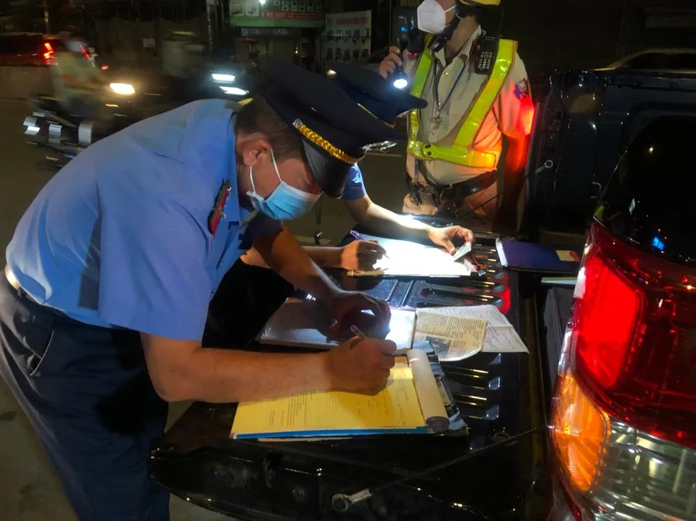 Thanh tra giao thông xử phạt xe đón trả khách sai quy định trong tối ngày 20-11. Ảnh: CTV. Thanh tra giao thông xử phạt xe đón trả khách sai quy định trong tối ngày 20-11. Ảnh: CTV.