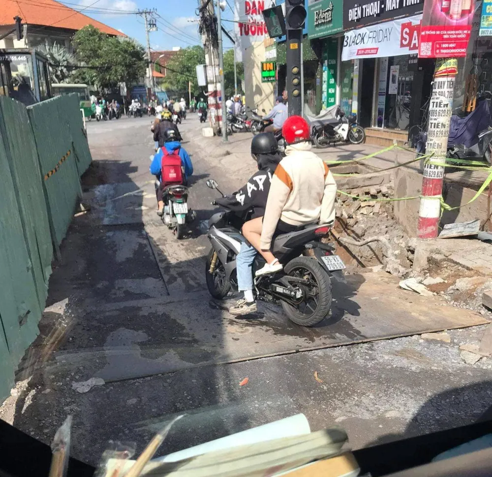 Nhiều đoạn gồ ghề, xuống cấp trên đường Võ Văn Ngân. Ảnh: CTV.