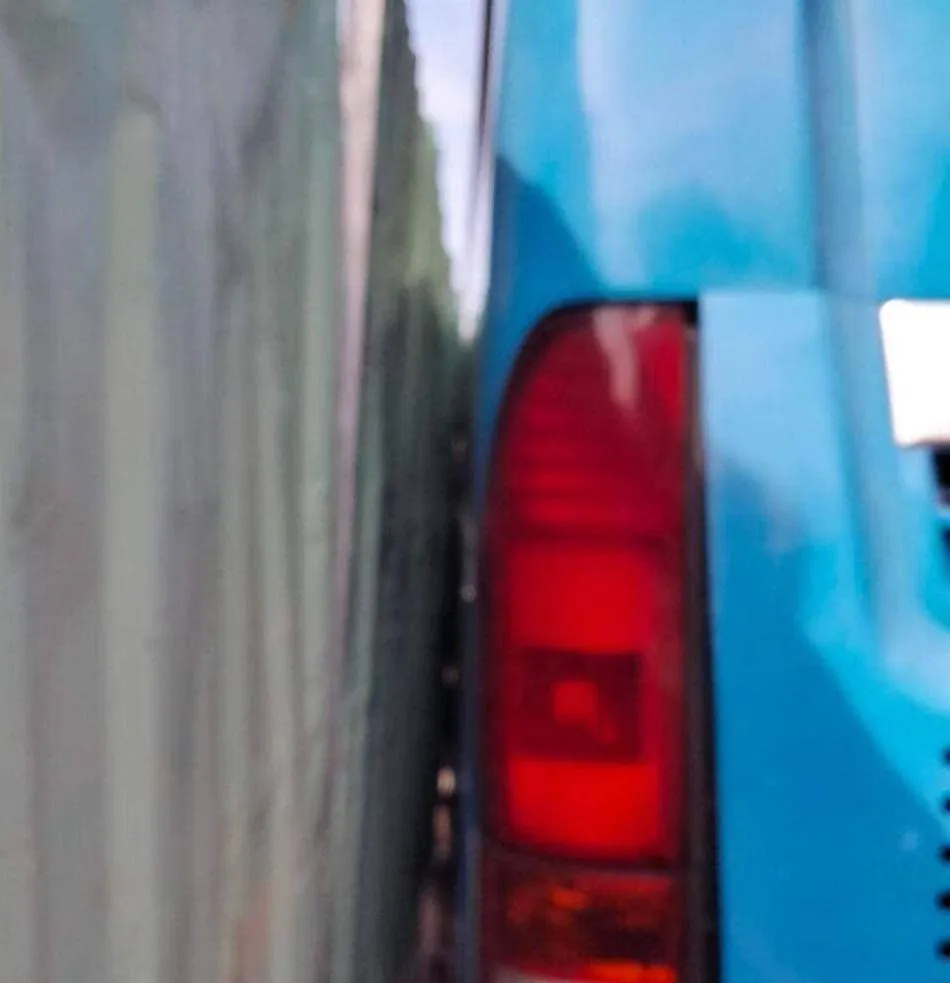 Xe buýt va chạm với những tấm tôn đang rào chắn trên đường. Ảnh: CTV.