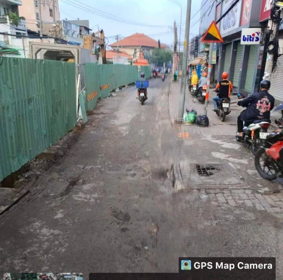 Mặt đường gồ ghề, bó hẹp gây khó khăn cho các phương tiện di chuyển. Ảnh: CTV.