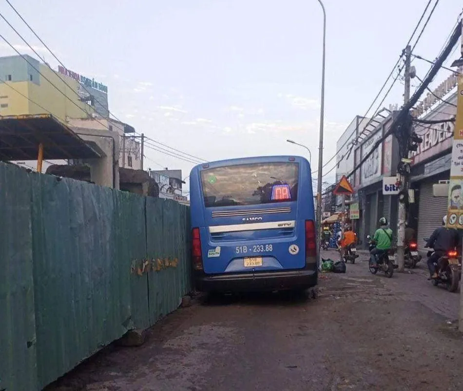Xe buýt bị va quẹt với những tấm tôn trên đường Võ Văn Ngân, TP Thủ Đức. Ảnh: CTV.