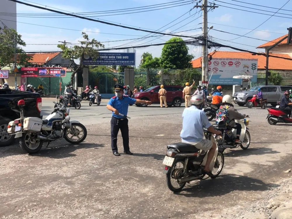 Lực lượng Thanh tra giao thông cũng tiến hành điều phối giao thông khu vực đang được rào chắn. Ảnh: CTV.